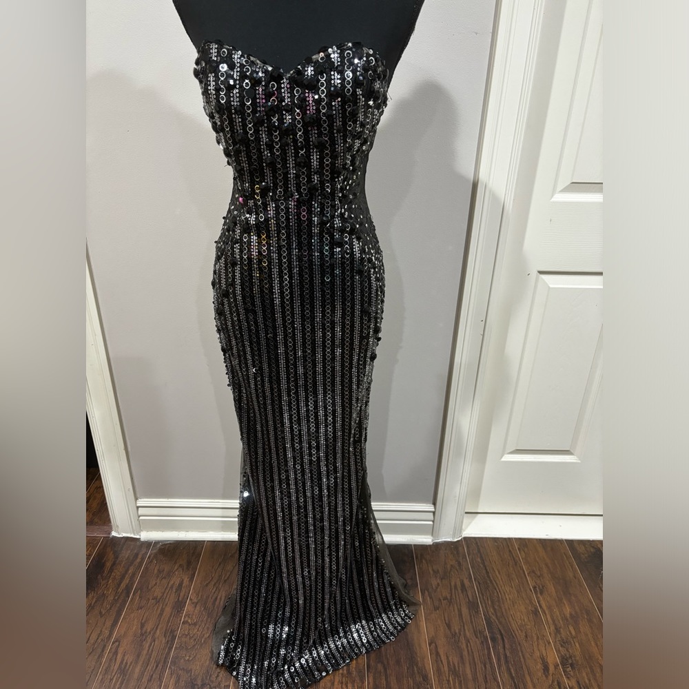 Custom made black dress size 4 . This dress is so beautiful and sexy ❤️